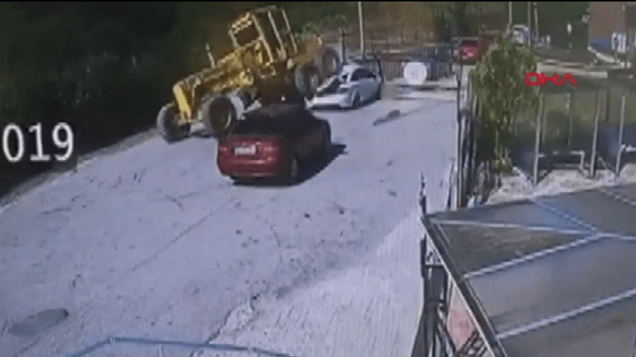 Freni boşalan greyder otomobili altına aldı!