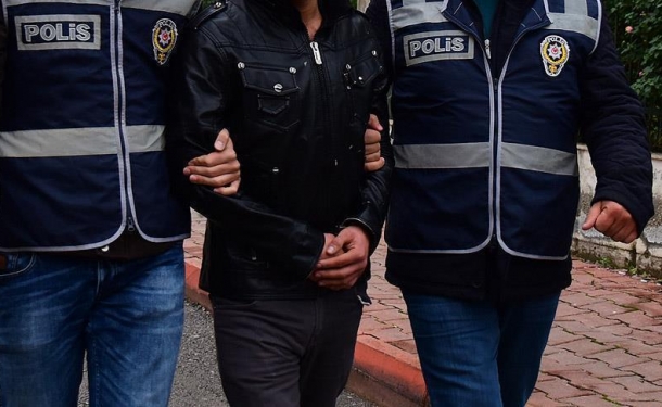 Mühürlü derneği açmaya çalışan 4 avukata suçüstü
