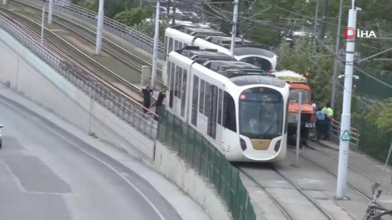 Zeytinburnu'nda tramvay raydan çıktı!
