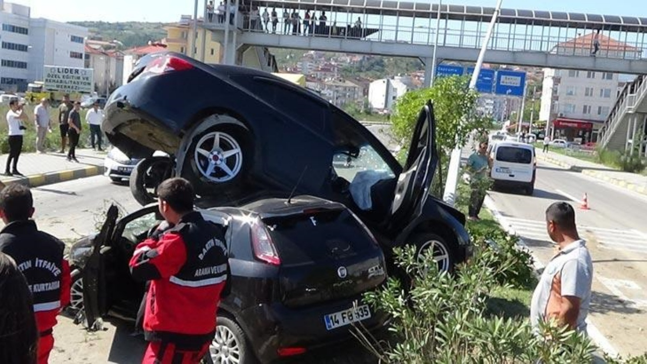 Otomobiller üst üste çıktı!
