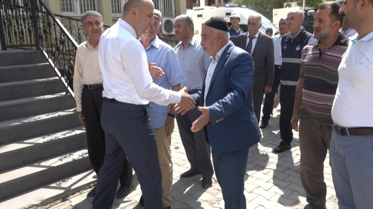 Artvin'de Kaymakam Fatih Dülgeroğlu, vatandaşlarla vedalaşarak ilçeden ayrıldı