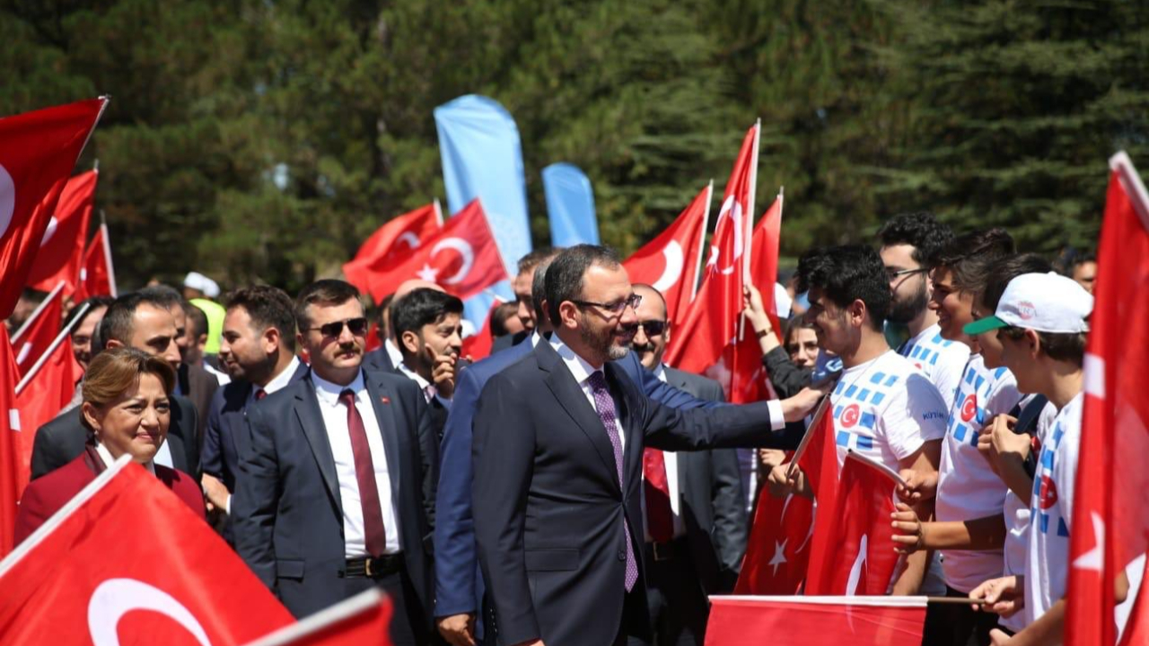 Gençliğin zafer coşkusuna eşlik etti!
