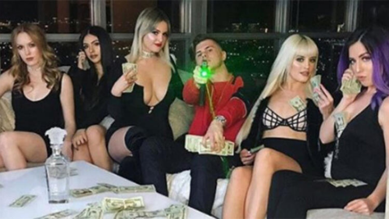 Beş kadının arasındaki pozu hapisle sonuçlandı!