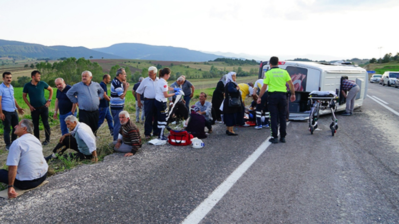 Kastamonu'da yolcu minibüsü, kamyonetle çarpıştı!