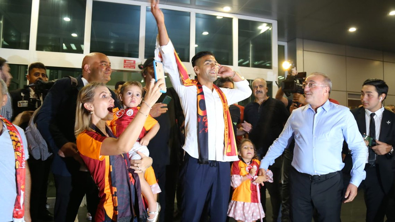 Falcao taraftara 3'lü çektirmeye doyamadı!