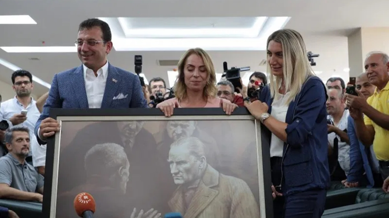 İmamoğlu, Atatürk resmini bakın kime hediye etti!