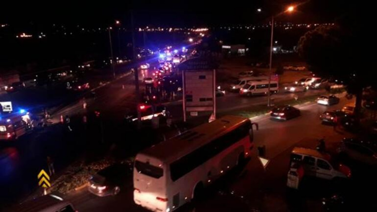 Antalya'da yolcu otobüsü ile tur minibüsü çarpıştı