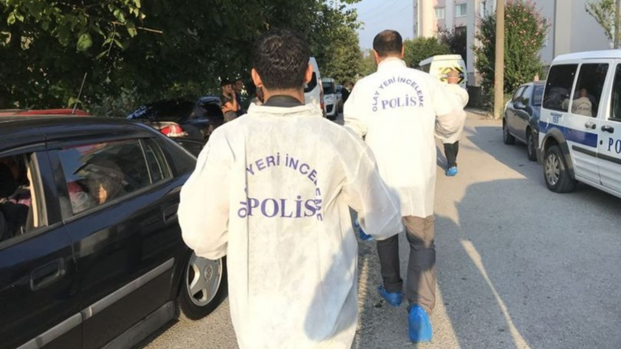 Babasını bıçak ve keserle öldürdü!