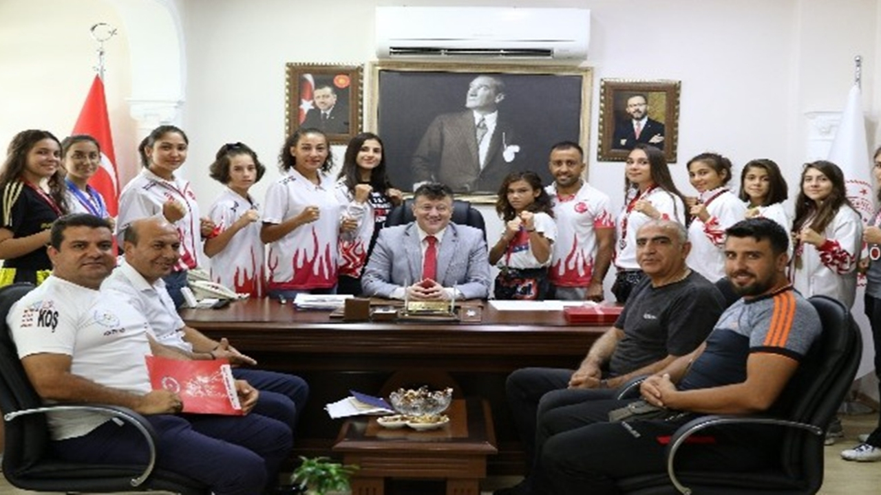 Aydın'da şampiyonlardan İl Müdürü Cenap Fillikçioğlu’na ziyaret