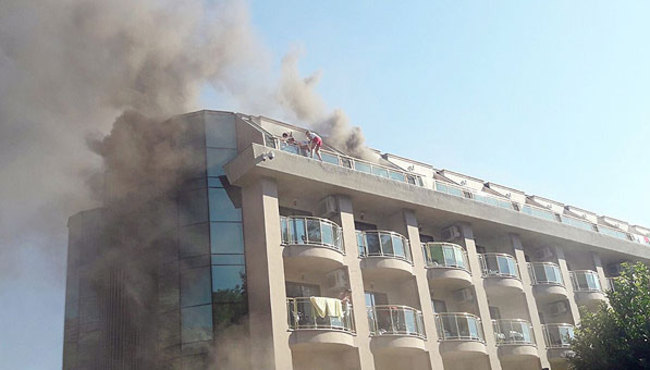 Antalya Kemer'de otel yangını