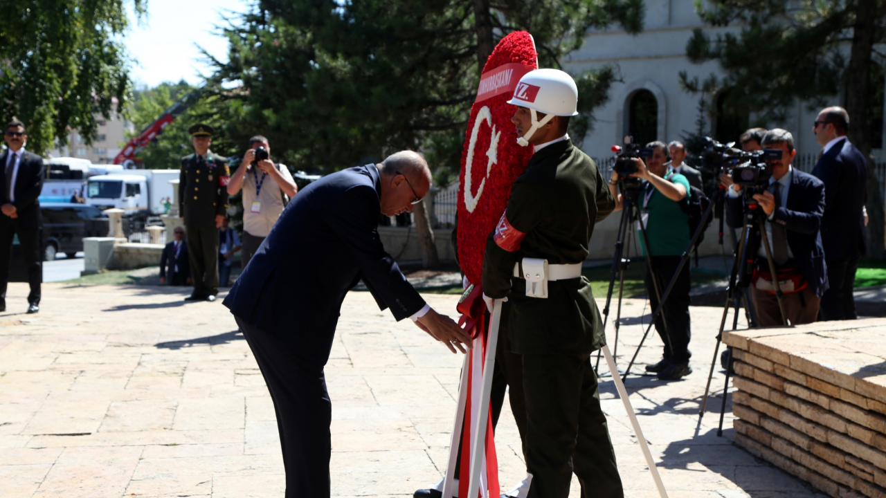 Erdoğan, Atatürk Anıtı'na çelenk sundu!