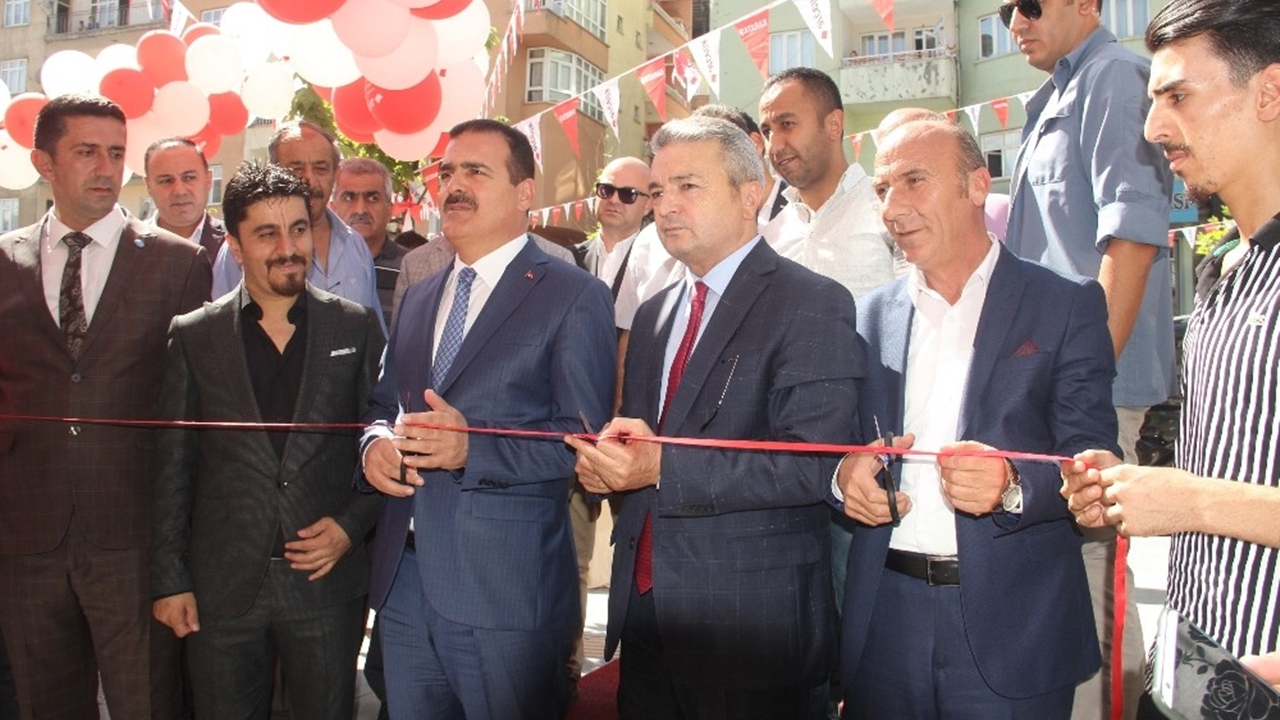 Hakkari'de Vali İdris Akbıyık, yeni işyeri açılışına katıldı