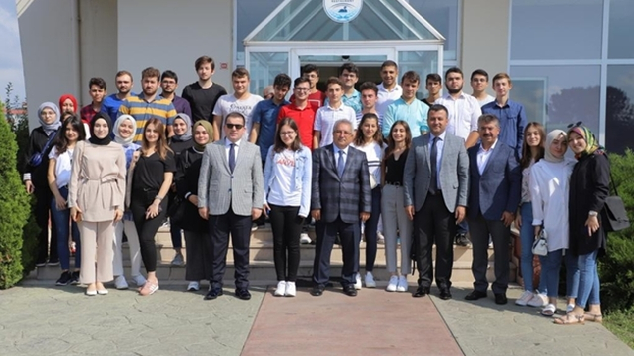 Samsun'da Başkan Halit Doğan üniversiteyi kazanan öğrencileri ağırladı