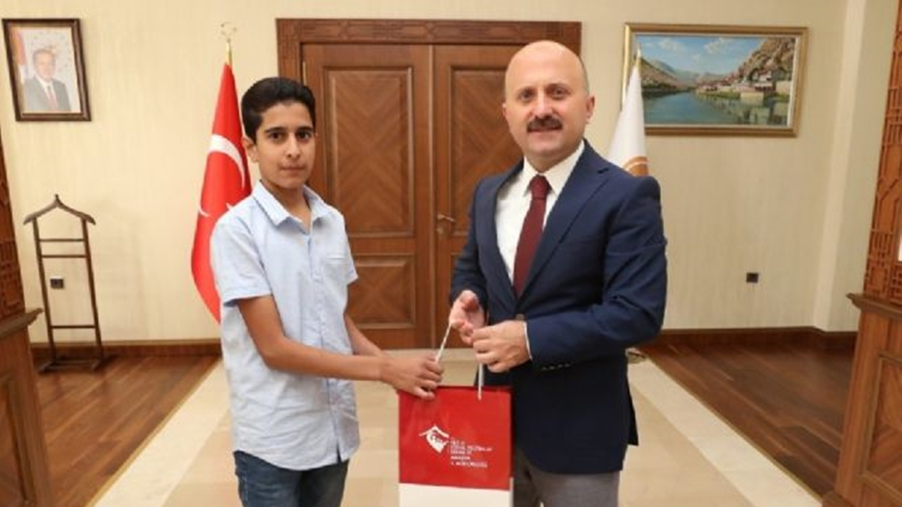 Amasya'da Vali Osman Varol başarılı öğrencileri ödüllendirdi