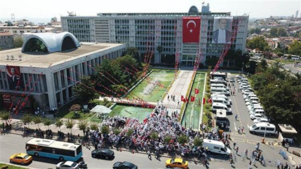 Yüzlerce işçi İBB önünde eylem yapıyor!