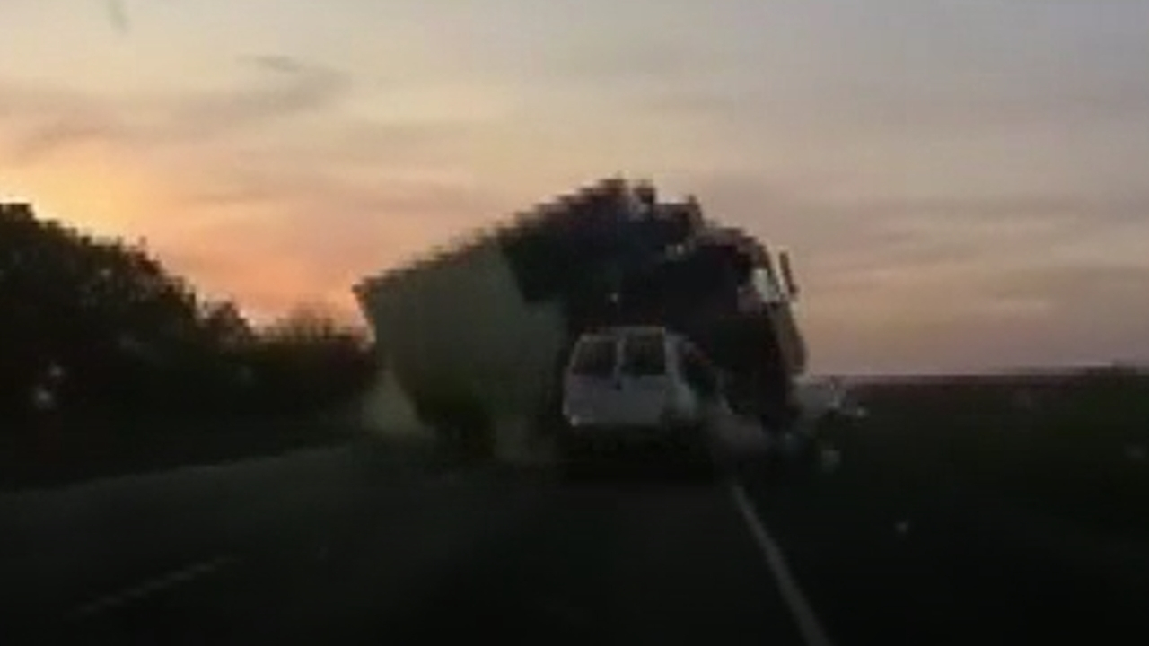 TIR iki aracı böyle biçti...