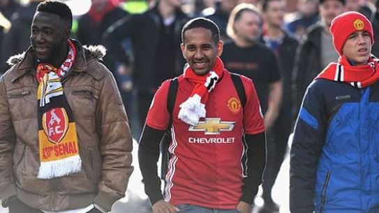 Old Trafford'da bir maç için tüm gece tuvalete saklandılar!