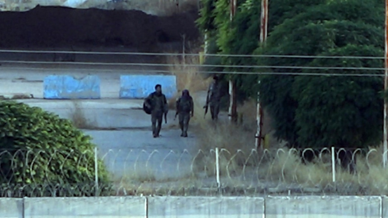 YPG'liler Türkiye sınırında!