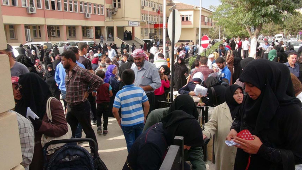 Suriyeliler valilik binasına akın etti!