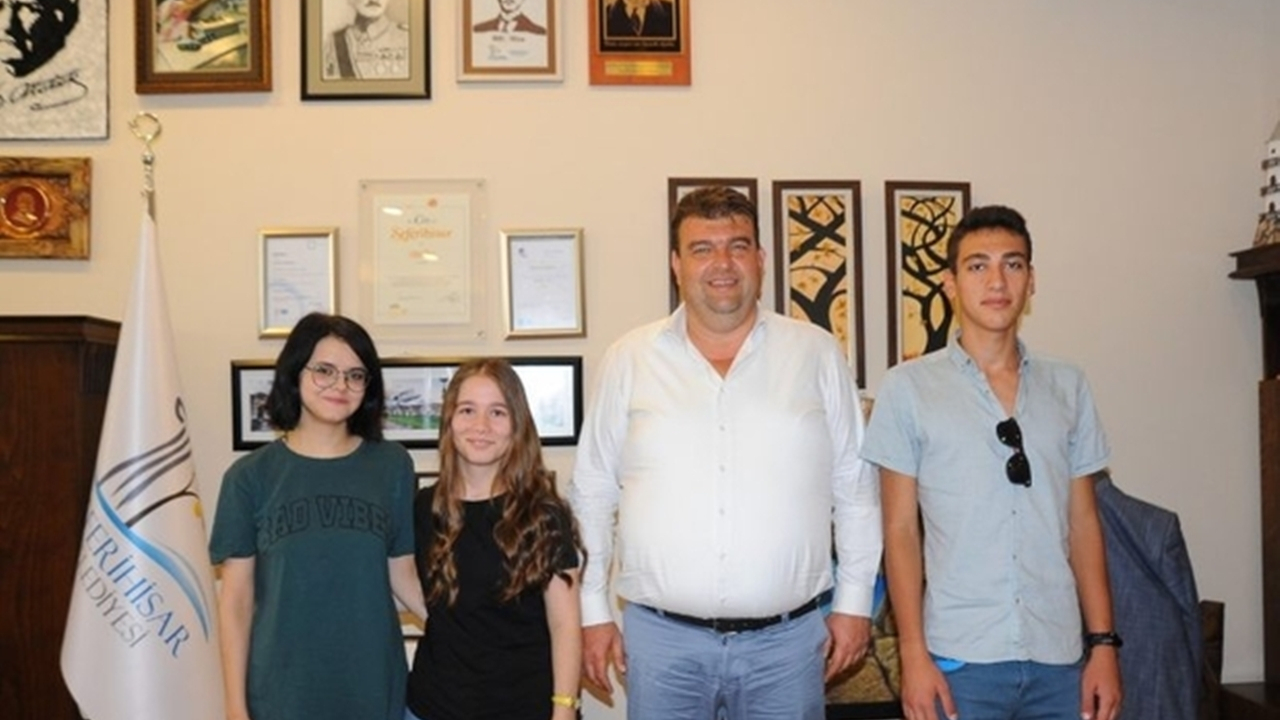 İzmir'de Başkan İsmail Yetişkin’den gençlere Samos ödülü