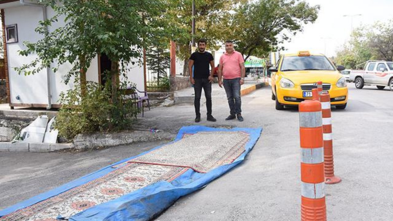 Halıyla kapatmak zorunda kaldılar!