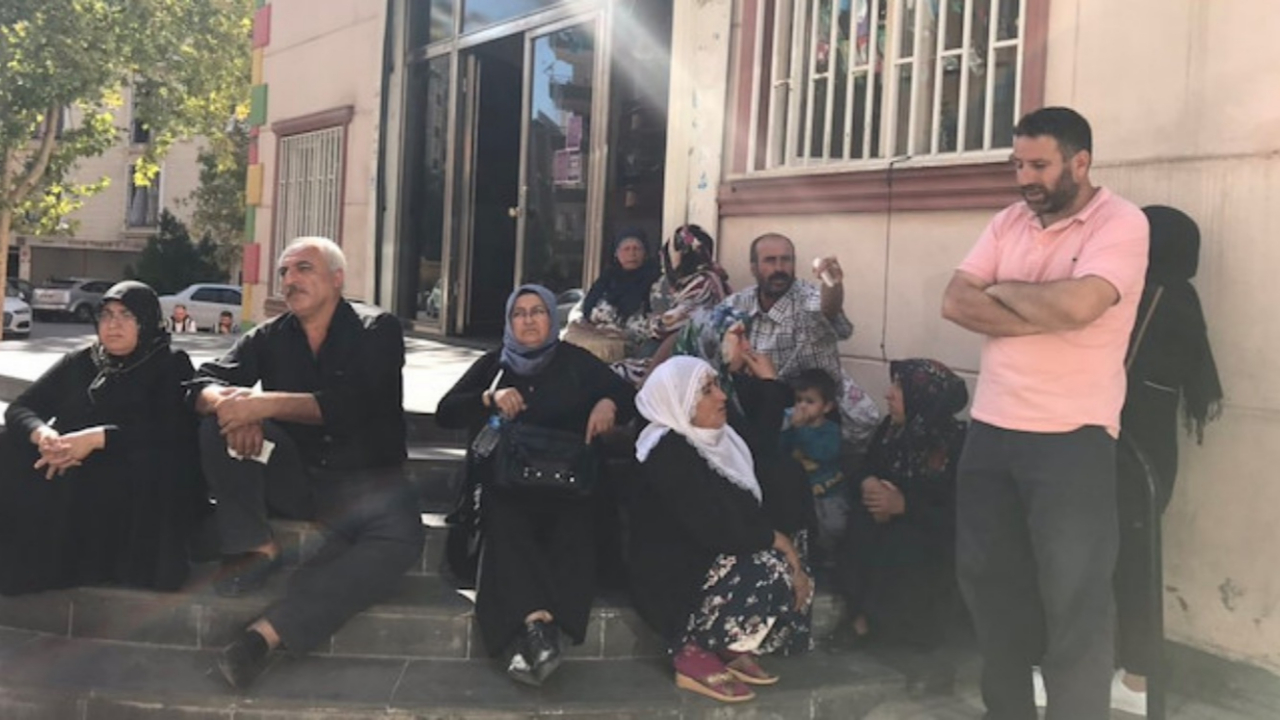 HDP önündeki evlat nöbeti büyüyor!