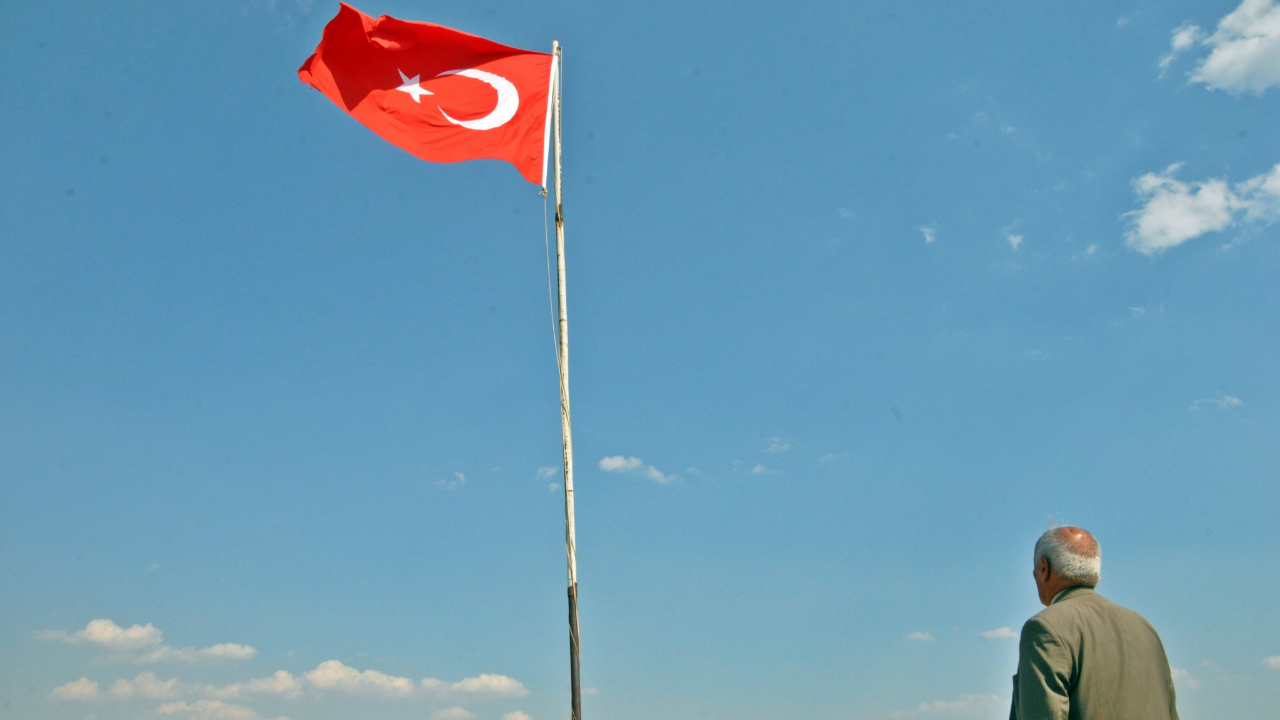 82 yaşında Türk bayrağı için nöbet tutuyor!