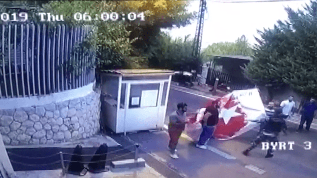 Büyükelçilik önünde Türk Bayrağı'na saygısızlık!
