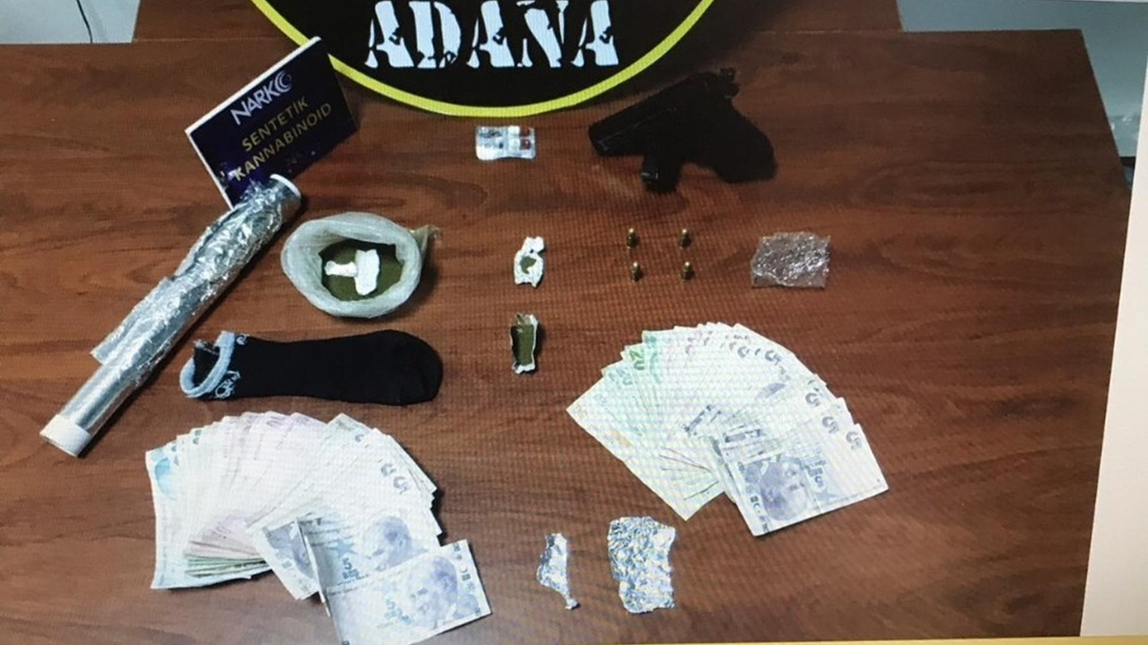 Adana'da torbacı polisi görünce, suçuna eşini alet etti