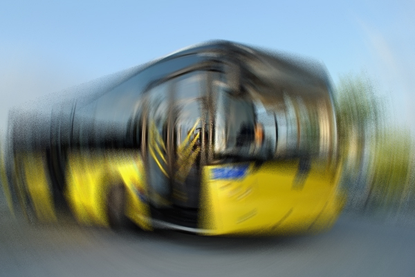 Otobüsün gelmediğini söyleyip caddeyi trafiğe kapattılar