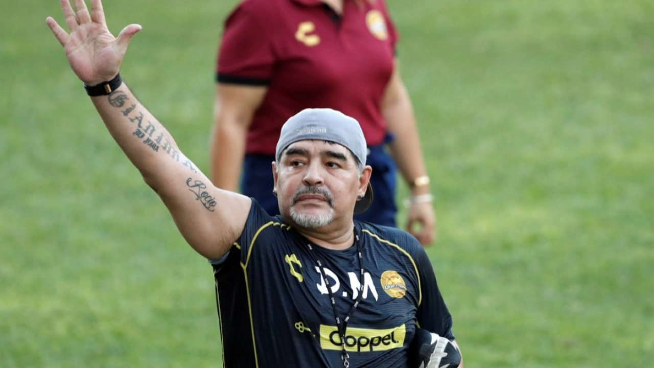 Maradona imzayı attı!