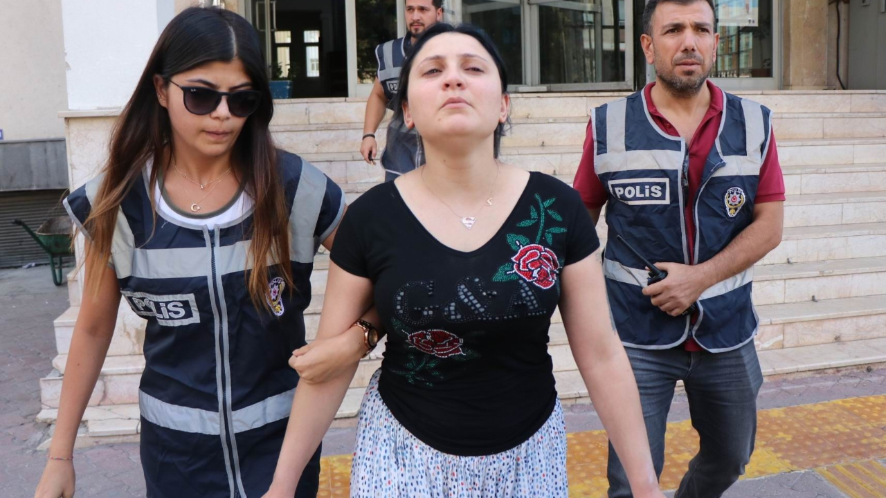 Yatak odasındaki gizli bölmede yakalandı!