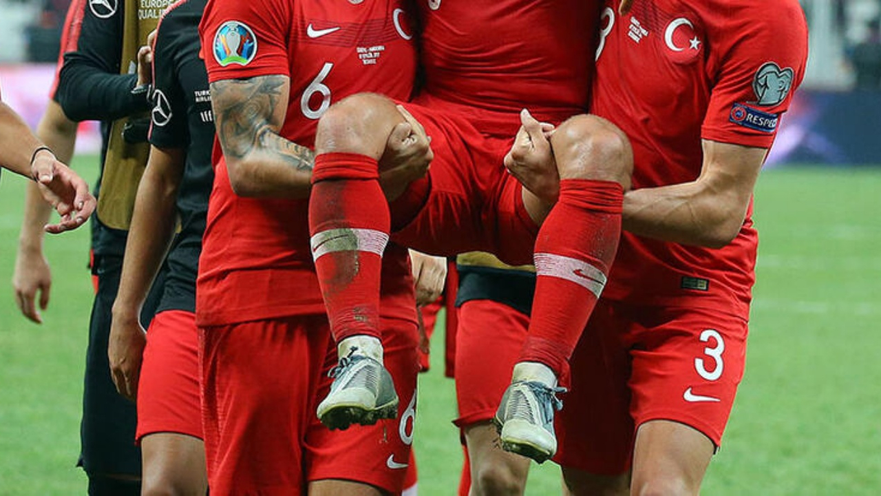 Maç bitti milli yıldız kucaklarda taşındı!