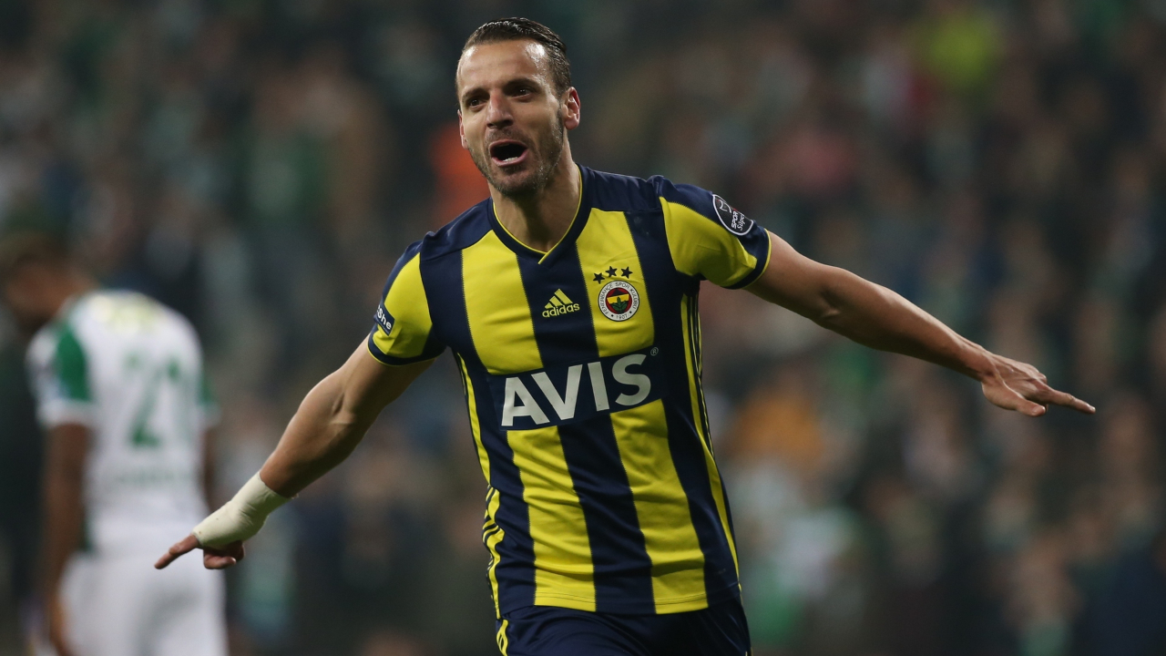 Fenerbahçe'de ilk 11'e giremiyordu!