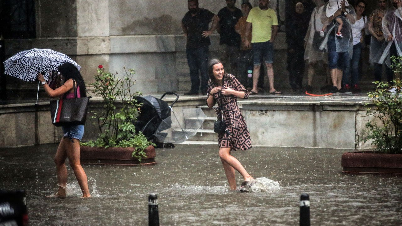 Meteoroloji saat verip uyardı! İstanbul'a geliyor