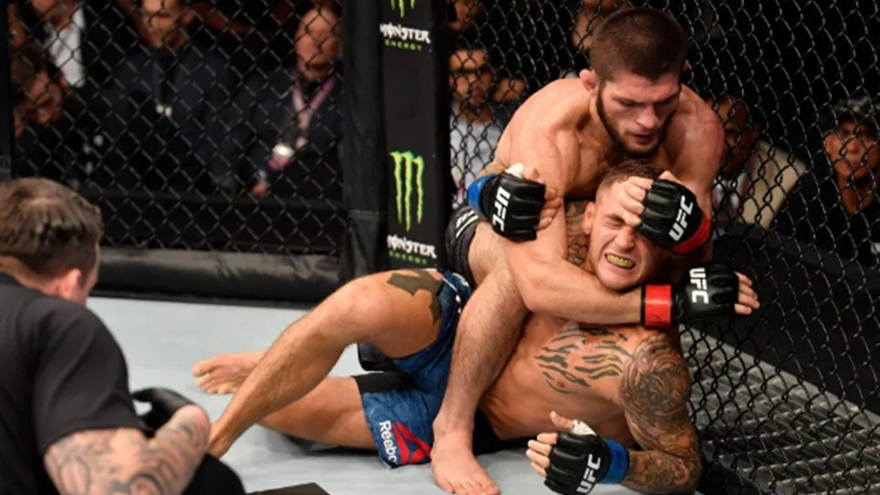 Khabib, kemerini korudu!