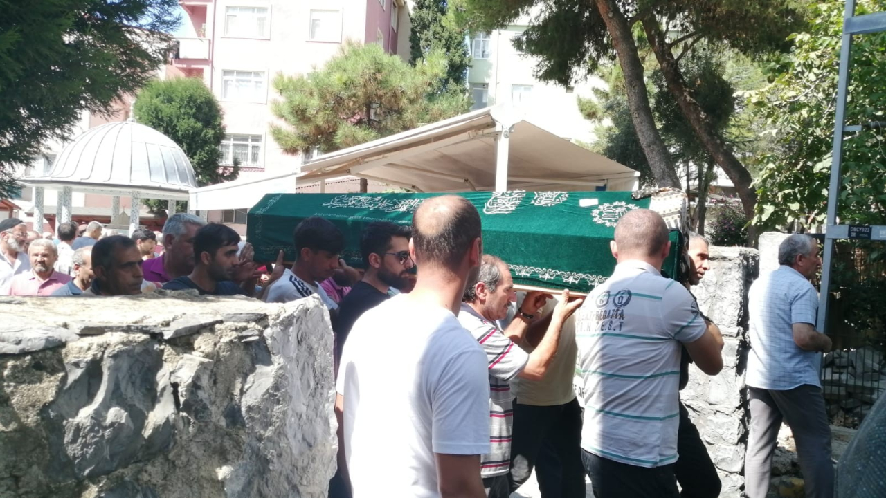 Eşini kurtarmak için peşinden atladı!