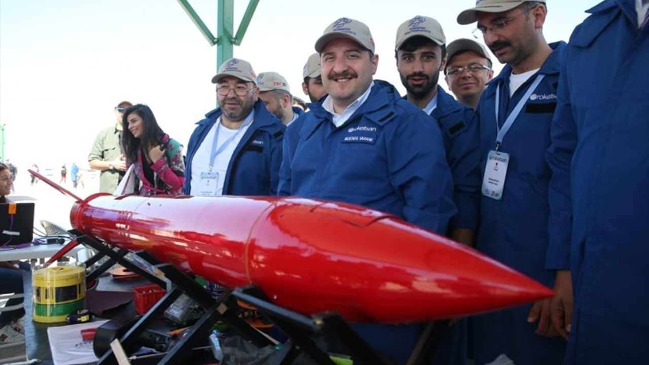 Bakan Varank, TEKNOFEST roket yarışlarını izledi