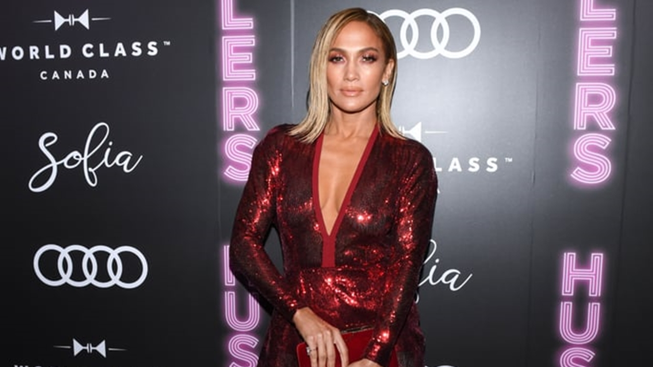 Jennifer Lopez'den ünlü festivalde skandal kostüm!