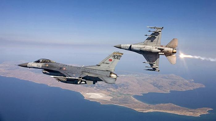Türk jetleri Kuzey Irak'ta PKK hedeflerini bombaladı