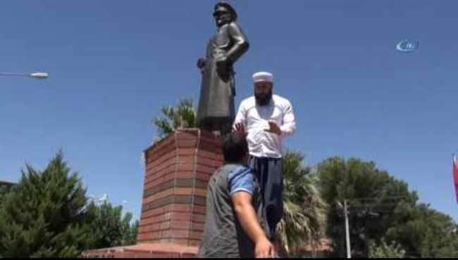 Şanlıurfa'da Atatürk Heykeline Saldırı