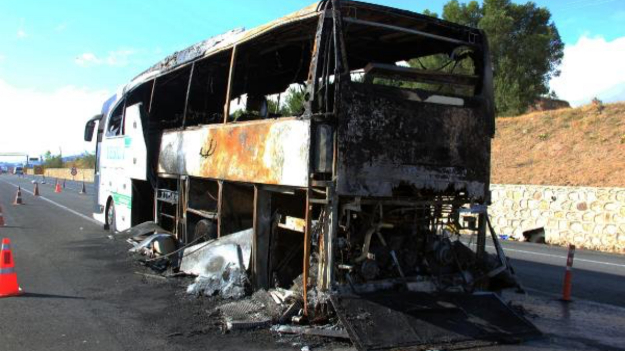 Yolcu otobüsü seyir halindeyken alev aldı