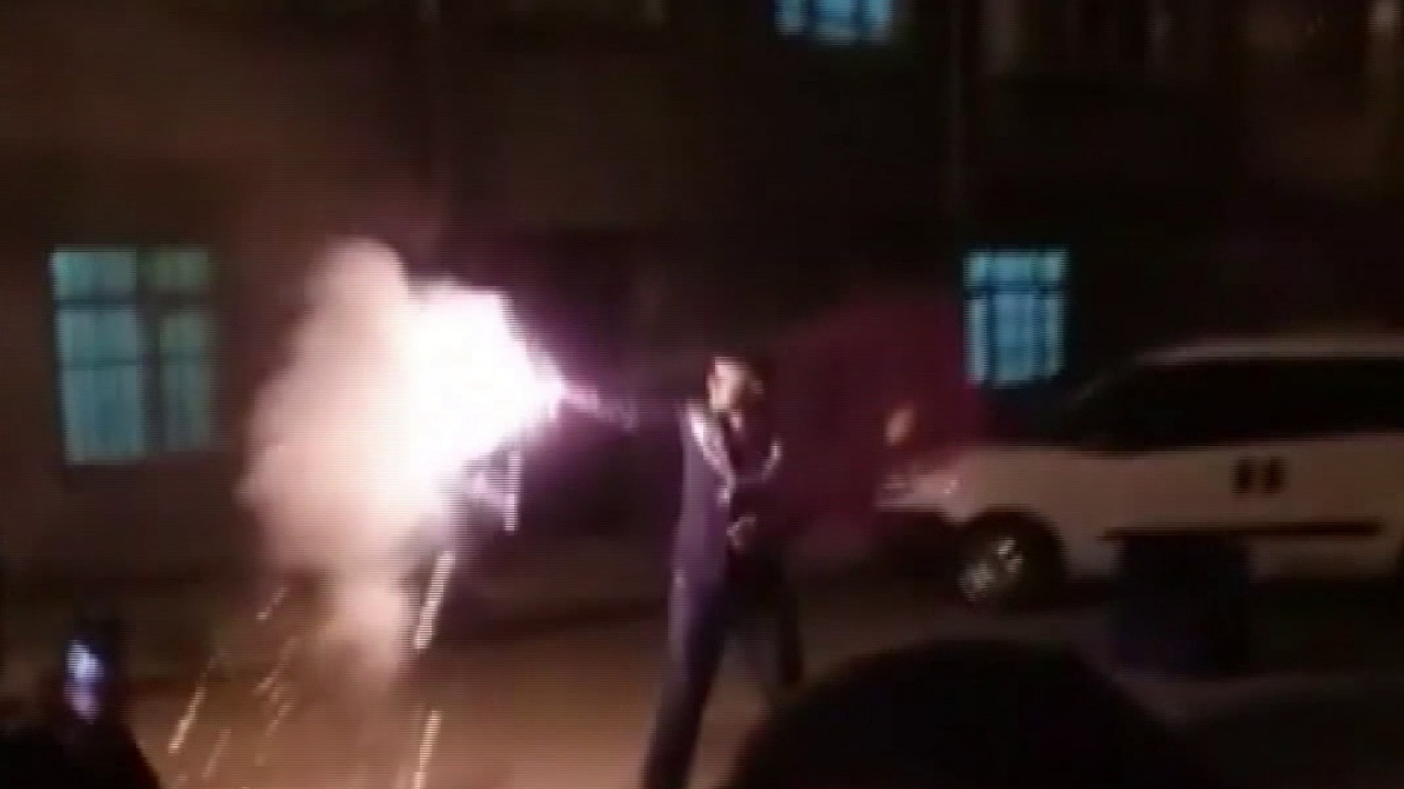 Havai fişek elinde patladı!