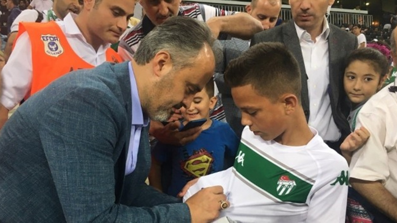 Bursa'da Başkan Alinur Aktaş’tan çocuklara Bursaspor forması