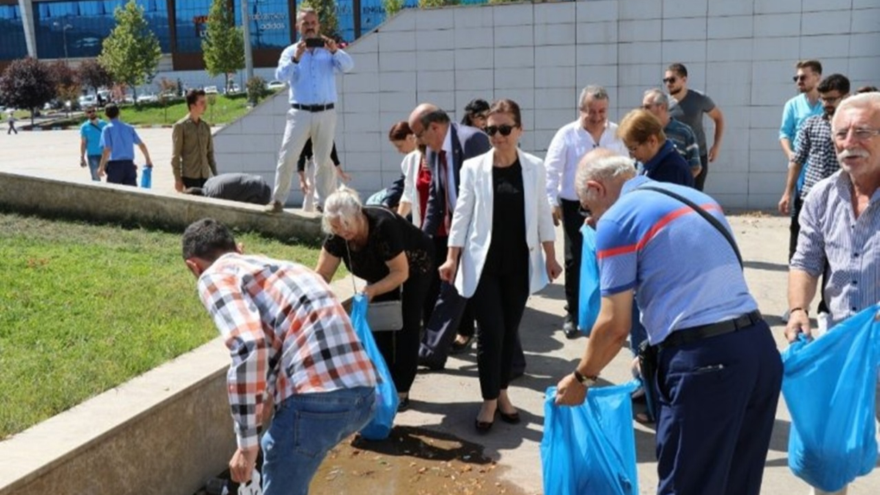 Karabük'te Başkan Elif Köse, kent meydanında temizlik yaptı