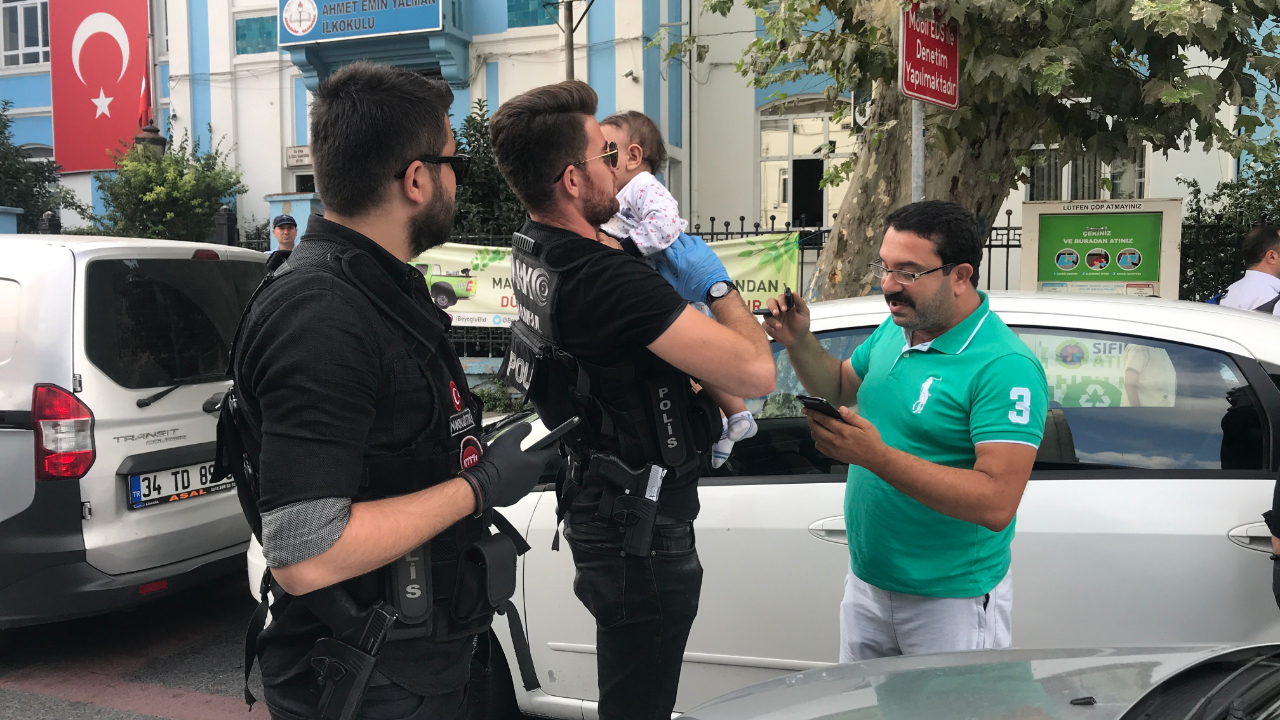 Ehliyetsiz sürücü kucağında bebekle araç kullandı!