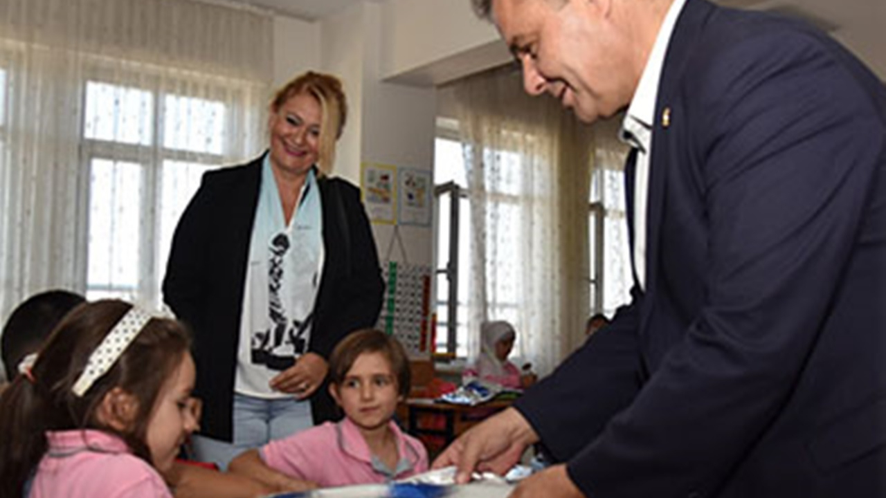Bilecik'te Başkan Semih Şahin, okula başlayan çocukların sevincini paylaştı