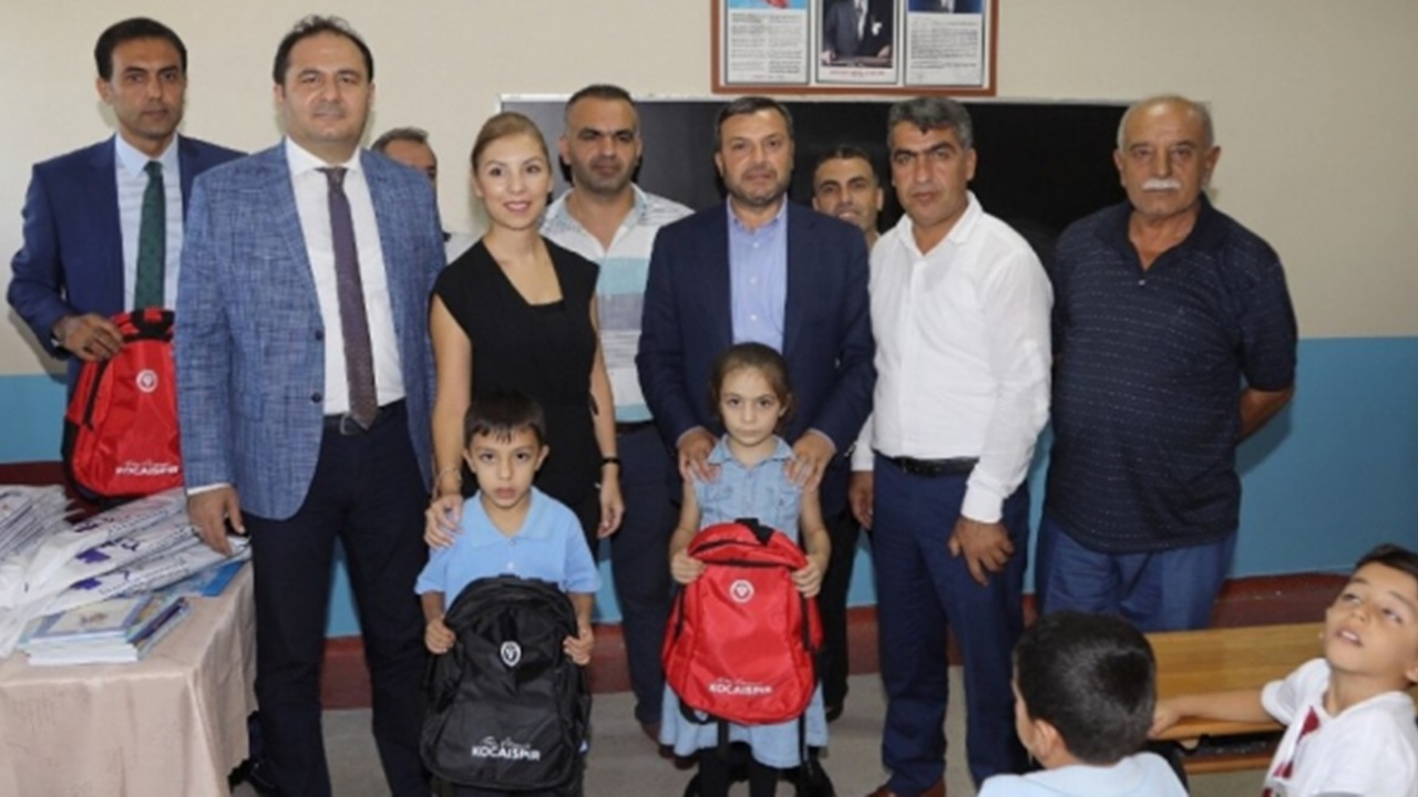 Adana'da Başkan Fatih Mehmet Kocaispir’den öğrencilere çanta sürprizi