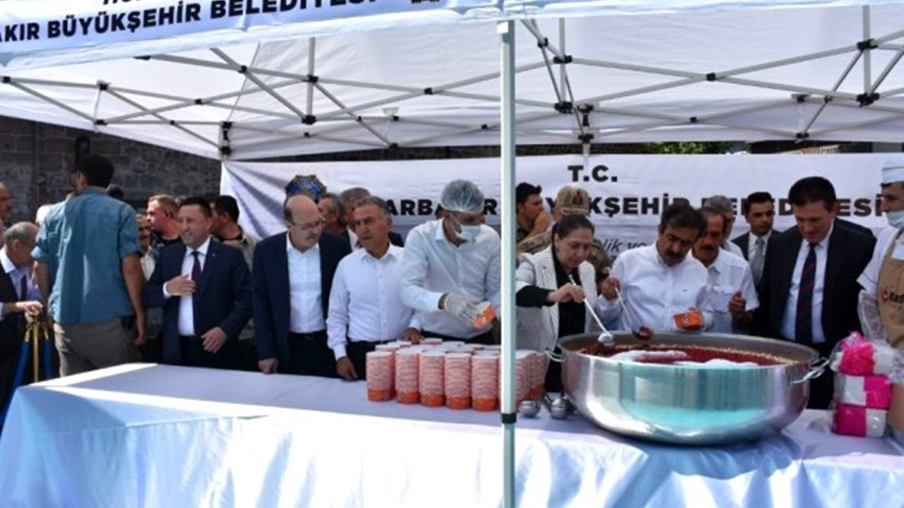 Diyarbakır'da Başkan Hüseyin Beyoğlu aşure ikramına katıldı