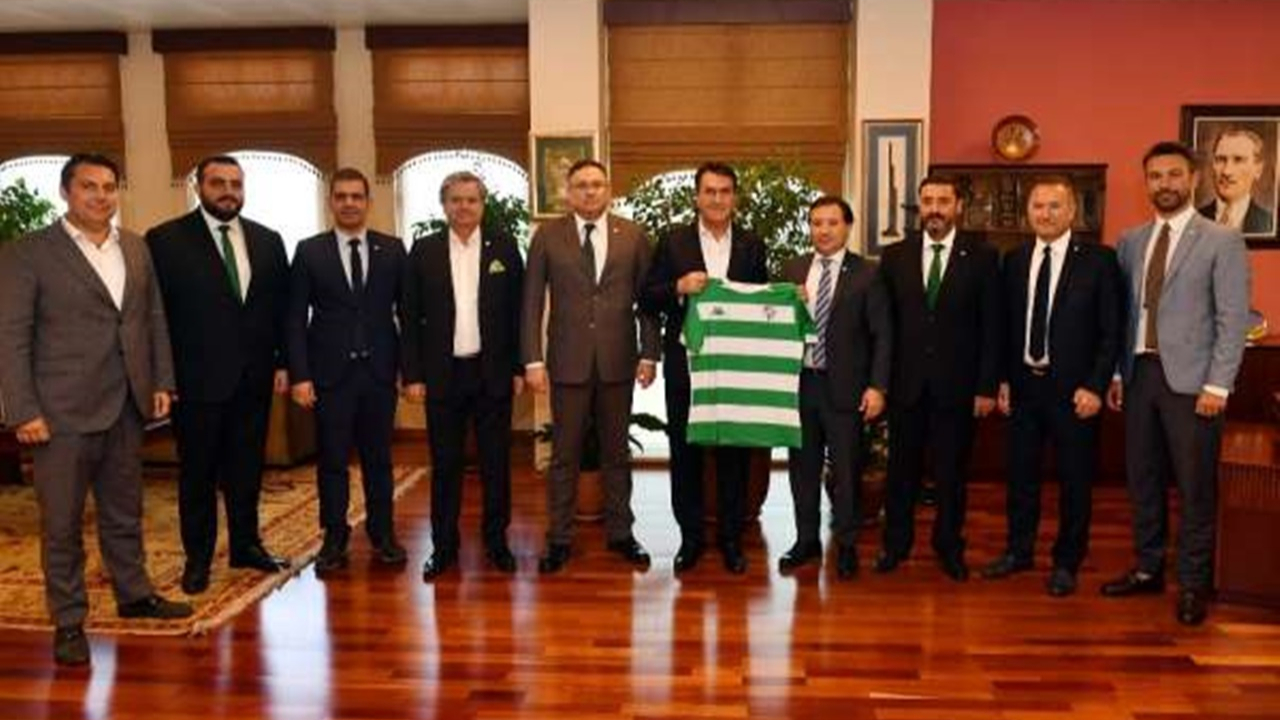 Bursa'da Mustafa Dündar: “Hep birlikte takımımıza sahip çıkacağız”
